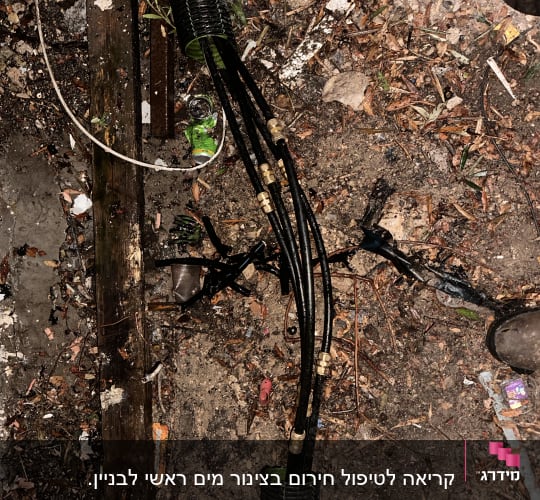 תיקון וחיבור צנרת מים בקרקע באמצעות מחברי פליז וצינור שרשורי